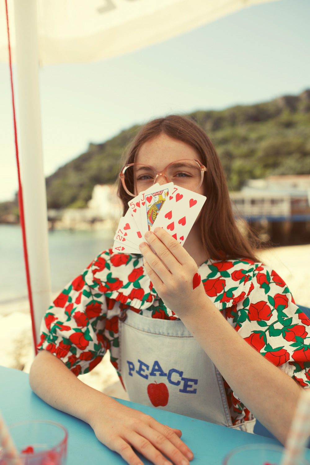 blouse w/ sailor collar | ecru w/ red roses print