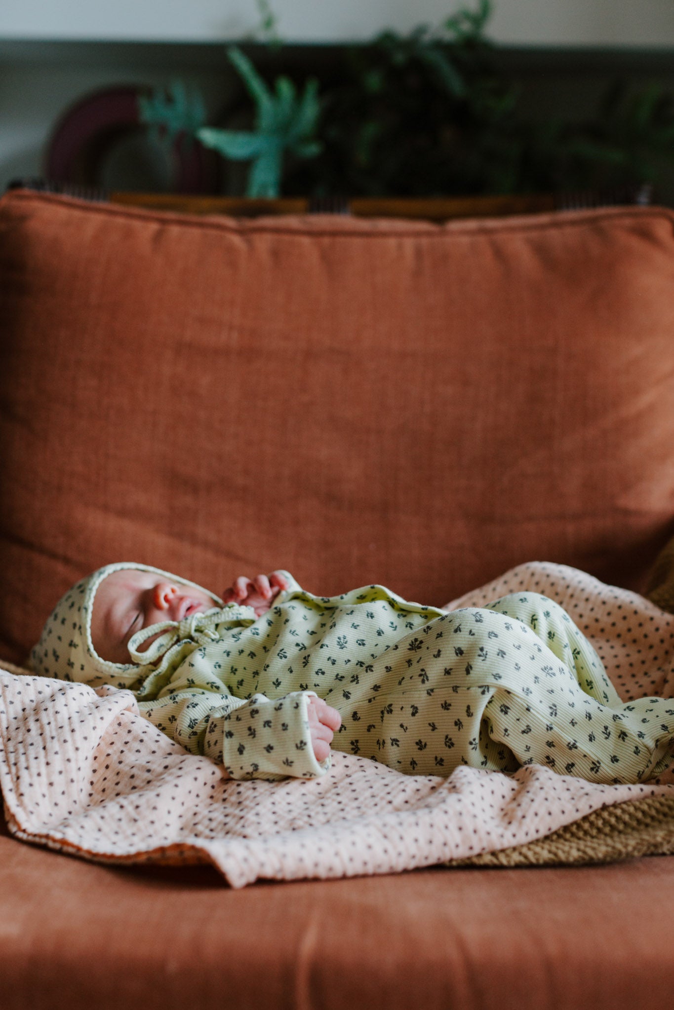 Newborn babygrow w/ collar | Yelllow w/ little flowers